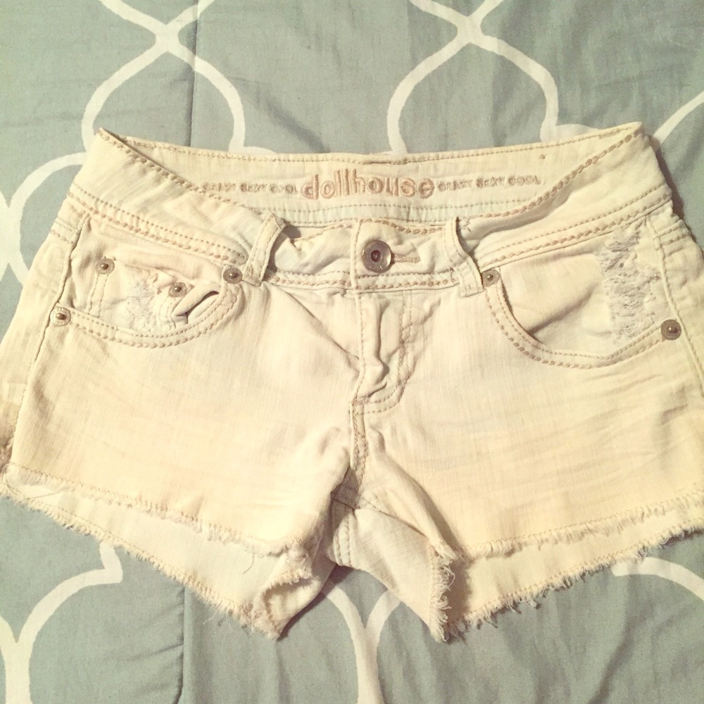Distressed off white jean shorts 💟